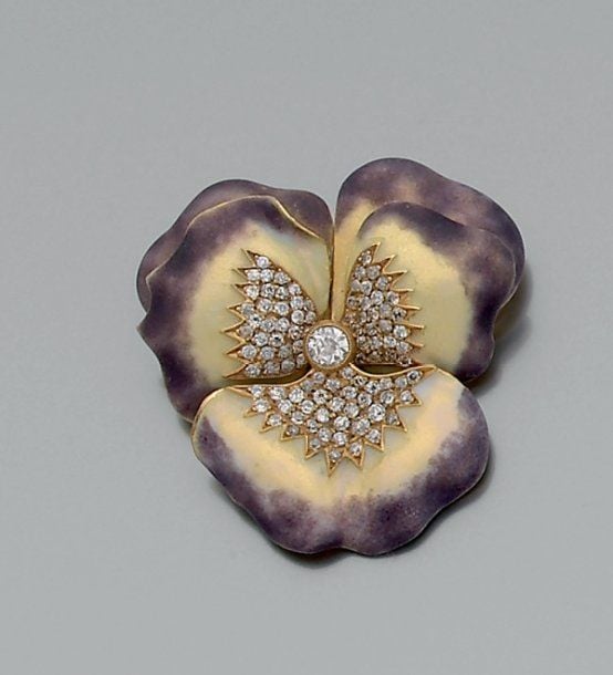BROCHE « pensée » en or jaune émaillé partiellement serti de diamants de taille ancienne dont un au centre plus importan