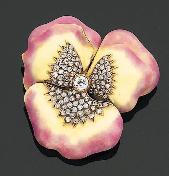 BROCHE « pensée » en or orné d'émail translucide partiellement rose et incolore rehaussé au centre de diamants de taille ancienne, dont un plus important en serti clo