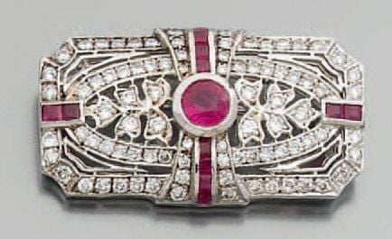 BROCHE plaque en or gris serti de rubis rond et rubis et pierres rouges calibrés et de diamants taille brillan
