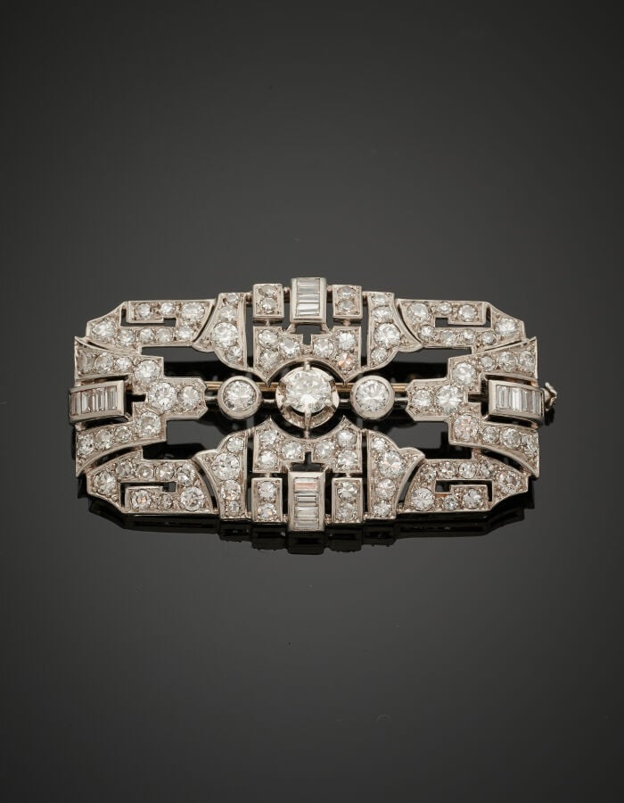 BROCHE "plaque" en platine (950‰) et or gris (750‰) ajouré, serti de diamants t…