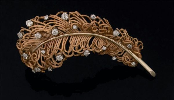BROCHE "plume" en platine et or rose guilloché, sertis de diamants de taille ancienn