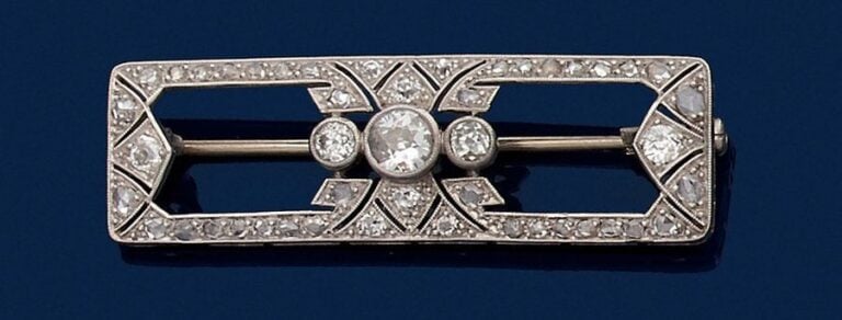 BROCHE rectangulaire en platine (800 millièmes) ajouré, serti de diamants taillés en rose et taille ancienne, dont trois centraux plus important
