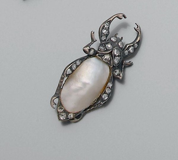 BROCHE « scarabée » en or jaune et argent ajourés sertis de nacre et de diamants taillés en rose et 8/