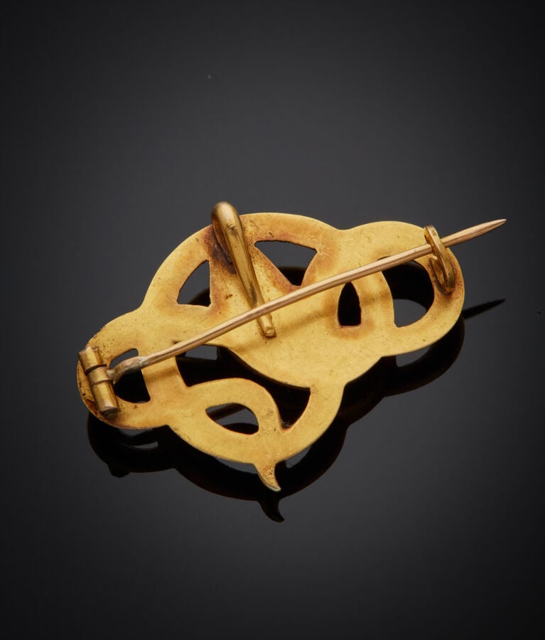 BROCHE "serpent" en or jaune (750‰) ajouré, ciselé, serti de pierres rouges et…
