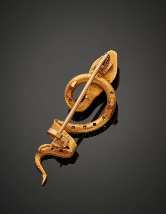 BROCHE "serpent" en platine (min. 800‰) et or jaune (750‰) finement ciselé sert…