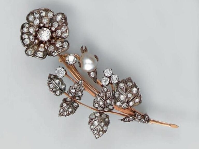 BROCHE «trembleuse» à motif de fleur, en or jaune et argent serti de diamants taille ancienne, de roses et d'une perle bouton probablement fine de forme poir