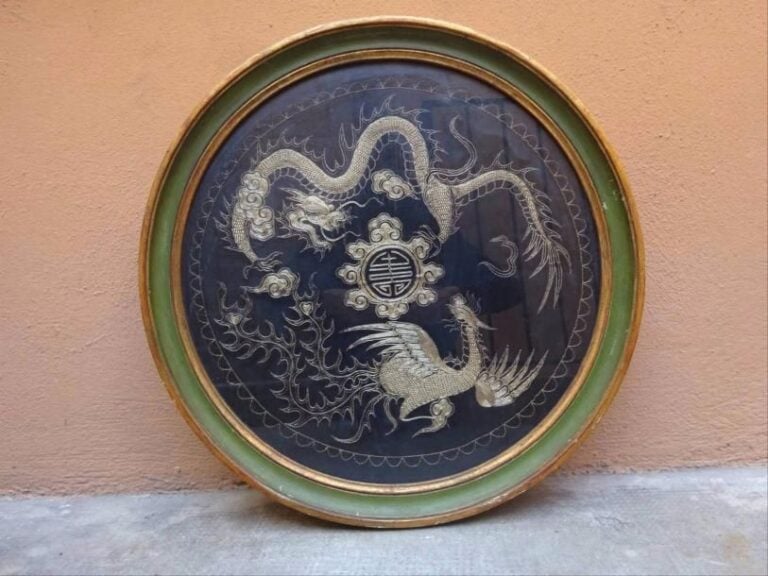 BRODERIE DE FILS DORES SUR SOIE FORMULANT UNE UNION ETERNELLE Chine, Fin de la Dynastie Qing, Circa 1900 De forme circulaire, elle est ornée d'un dcor exécuté au fil d'or torsadé et appliqu
