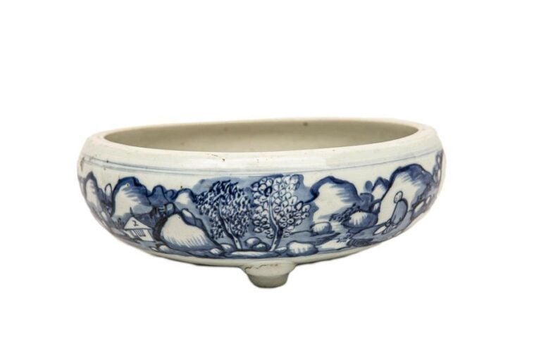 BRÛLE-PARFUM CIRCULAIRE EN PORCELAINE BLEU BLANC, LU