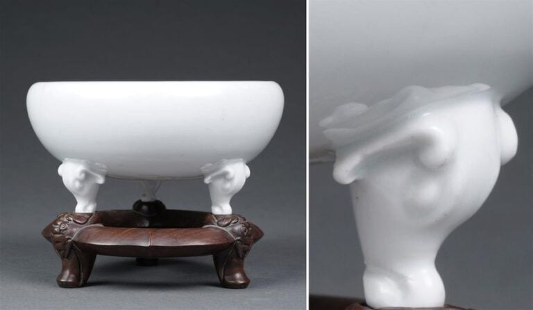 BRÛLE-PARFUM CIRCULAIRE ET TRIPODE EN PORCELAINE EMAILLEE " BLANC DE CHINE "