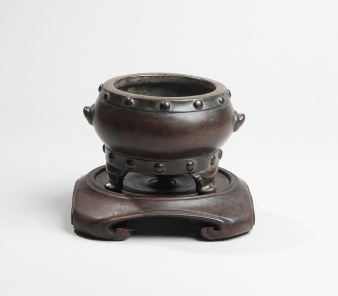 Brûle-parfum en bronze à patine brune en forme de tambour orné d'une swastik