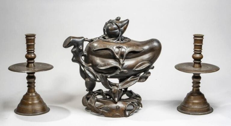 Brûle-parfum en bronze à patine brune figurant une pêche posée dans son feuillag