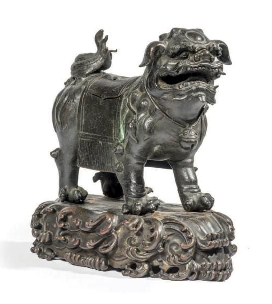 Brûle-parfum en bronze de patine brune représentant un shishi debout, un tapis sur son dos, formant couvercl