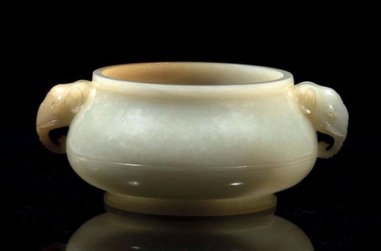 Brûle-parfum en jade céladon veiné de rouille, la panse galbée, ornée de deux anses en forme de tête d'éléphan