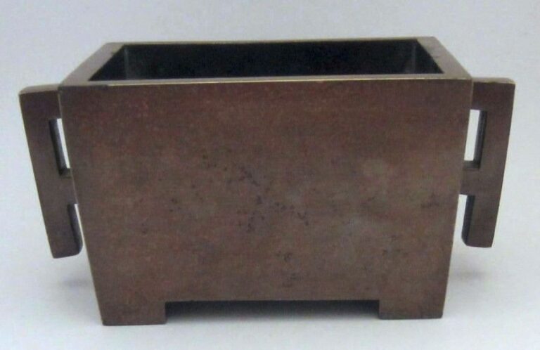 Brûle-parfum quadrangulaire, en bronze patiné avec des petites anses de forme géométriqu