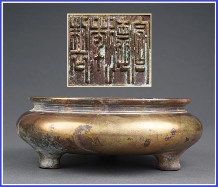 BRULE-PARFUM TRIPODE EN BRONZE, LU
