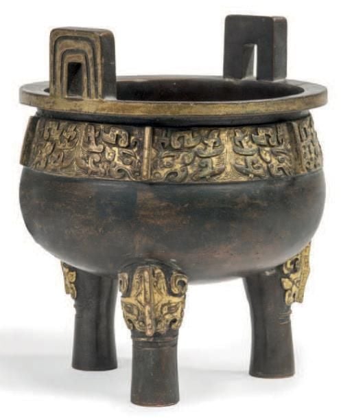 Brûle-parfums tripode en bronze partiellement doré, en forme de Ding, à décor de masques de taotie et deux anse