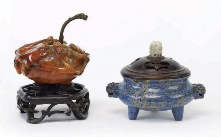 Brûle parfums tripode en lapis-lazuli accosté de deux têtes de lion formant anse