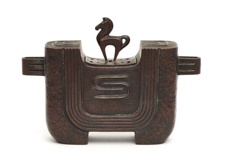 Brûleur à encens en bronze en légère forme de U (k?ro) décoré d’un motif stylisé d’eau et appelé seiry? ('eau courante fraiche'