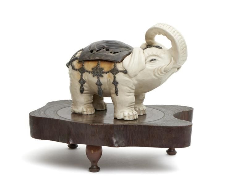 Bruleur à encens en céramique (koro) en forme d'éléphant orné d'un caparaçon et d'une selle détachabl