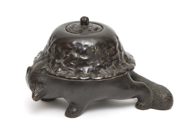 Brûleur à encens k?r? en bronze noir en forme de chien-viverrin (tanuki) portant une bouilloire sur son dos : Une référence à la légende du tanuki qui s’est transformé en bouilloire pour repayer le bûcheron qui lui avait sauvé la vi