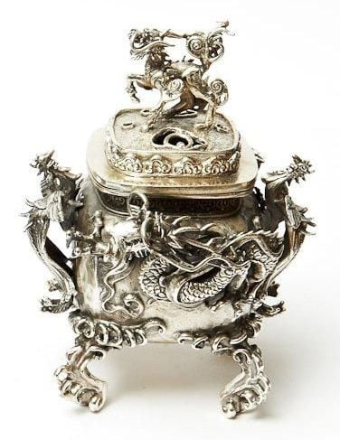 Bruleur d'encens (koro) de Takaoka en alliage de fer yogin (mèlange de cuivre, nickel et plomb) moulè en utilisant la mèthode de la cire perdu