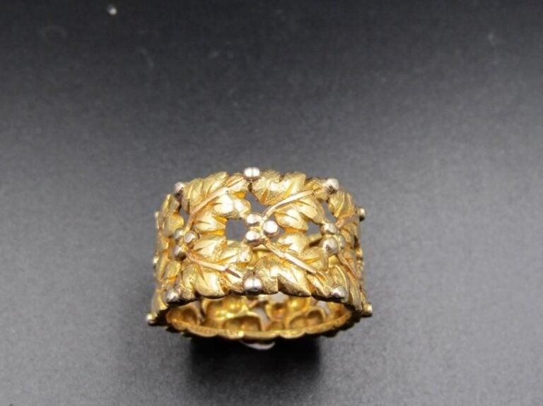 BUCCELLATI Large BAGUE en or jaune (750 millièmes) ciselé ajouré à motifs de feuilles Signée M BUCCELLATI Doigt : 53 Poids : 6,7 g