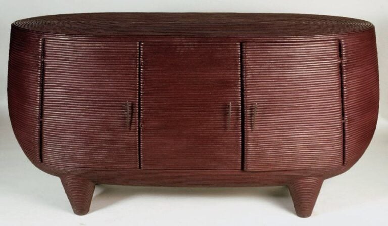 Buffet de forme galbée en corde de couleur bordeaux ouvrant à trois porte