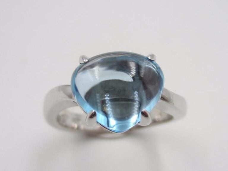 BULGARI BAGUE en or gris (750 millièmes), modèle « Sassi » serti d’une topaze bleue cabochon de forme goutt