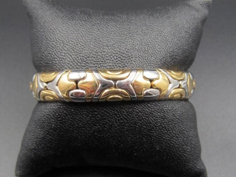 BULGARI      BRACELET rigide ouvrant en or (750 millièmes) et acier, modèle Alveare        Signé BULGARI et datée 1989             Long        : 16 cm        Poids brut : 45,5 g