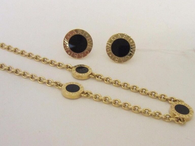 BULGARI DEMI PARURE or jaune (750 millièmes), modèle « Bulgari Bulgari », comprenant une PAIRE de BOUCLES D’OREILLES et un COLLIER orné de plaques circulaires d’onyx et grav