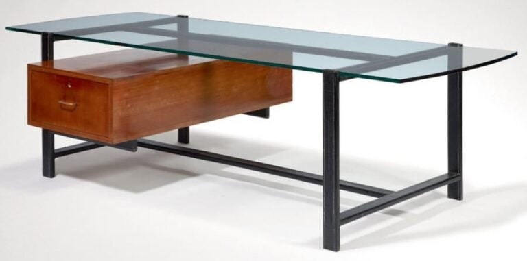 Bureau Bureau composé de cuir, de métal, de verre et d'acajou satin
