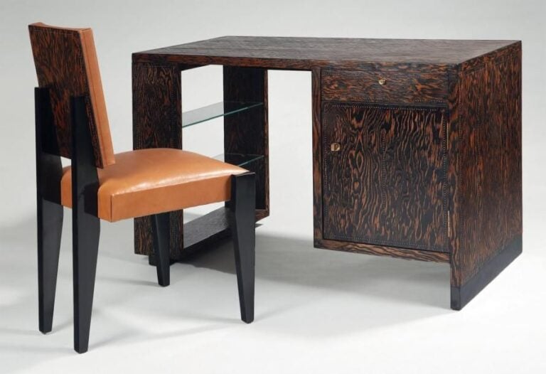Bureau de dame et son fauteuil Bureau de dame en placage de pin d'Orégon brossé, teinté et patiné, composé d'un plateau rectangulaire reposant, à gauche, sur une étagère dotée de deux tablettes en verre, et à droite, sur un large caisson également en pin d'orégo