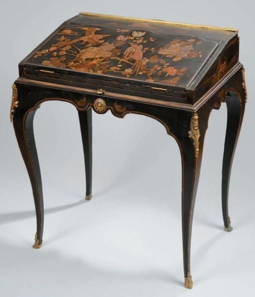 Bureau de pente à toutes faces en bois laqué noir, or et rouge dans le goût de la Chine, d'oiseaux dans des branchages fleuris et feuillagés ou de villages en perspectiv
