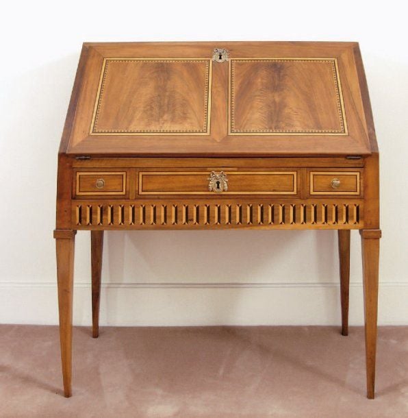 Bureau de pente en placage de noyer marqueté en feuilles dans des encadrements de citronnier à deux réserves dentelée