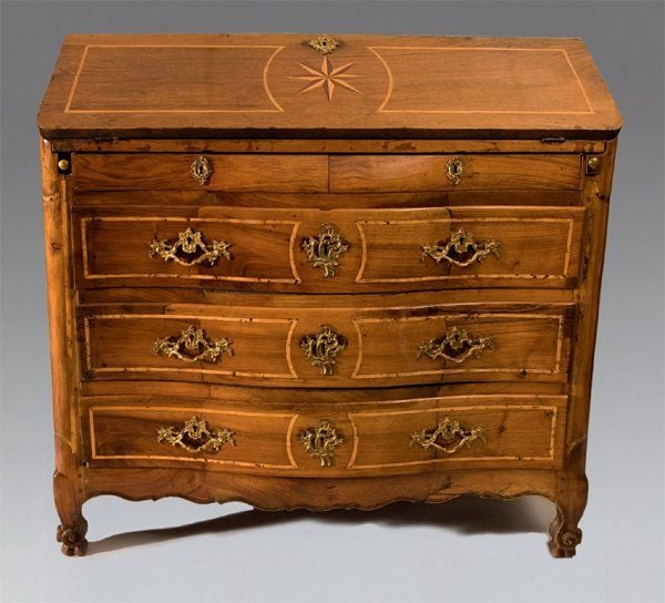 Bureau scriban formant commode, en noyer à décor incrusté d'encadrements de filet et d'une étoile symbolisant les points cardinau