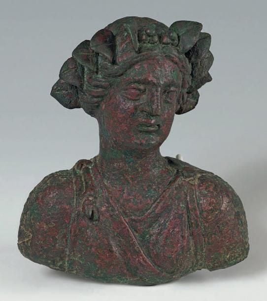 Buste de ménade coiffée d'une couronne de lierre et corymbe