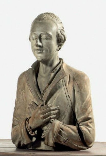 Buste en tilleul sculpté représentant un jeune homme en prière, les mains croisées sur le tors