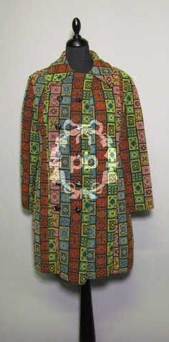 CABAN 7/8 en tapisserie multicolore figurant un motif géométrique, col rabattu sur double boutonnage, martingale au dos agrémentée de liens en cuir (env TS/M)