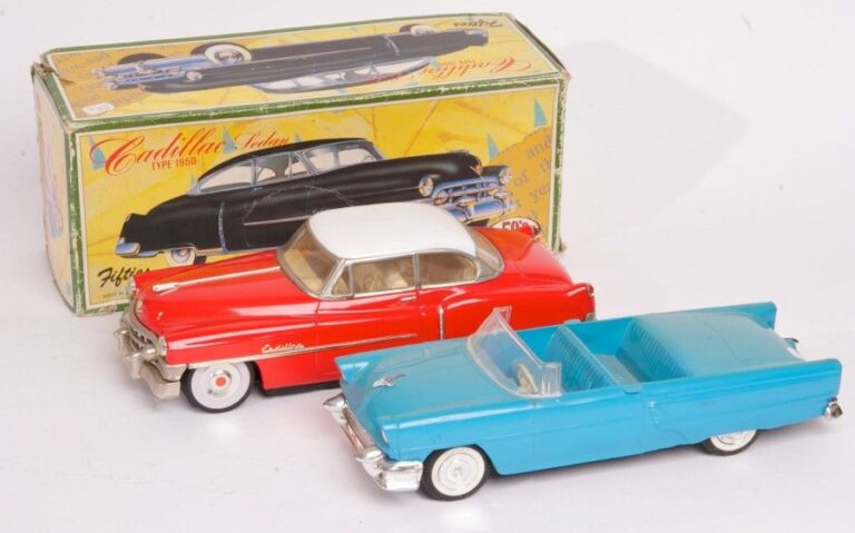Cabriolet US en plastique 1960 - L: 27 cm 90% - Cadillac 1950 - Japon - fabrication 1985 en BO - 100%