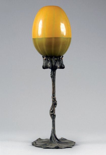 Cache-ampoule ovoïde en forme de bouton de fleu