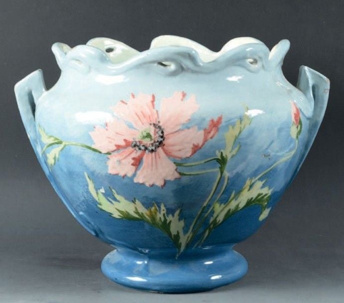 Cache-pot à anses angulaires et bord contourné et ajouré à décor de fleurs roses et de feuillage sur fond jaspé ble
