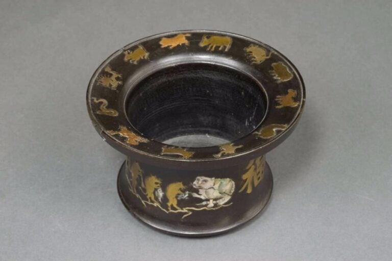 CACHE-POT CAMPANIFORME EN BOIS A INCRUSTATIONS DE METAUX MOUS ET DE NACRE Vietnam / Indochine, Travail des alentours de 1900 Le bois probablement plus clair et noirc