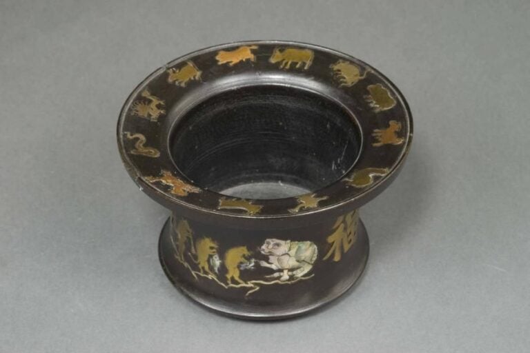 CACHE-POT CAMPANIFORME EN BOIS A INCRUSTATIONS DE METAUX MOUS ET DE NACRE Vietnam / Indochine, Travail des alentours de 1900 Le bois probablement plus clair et noirc