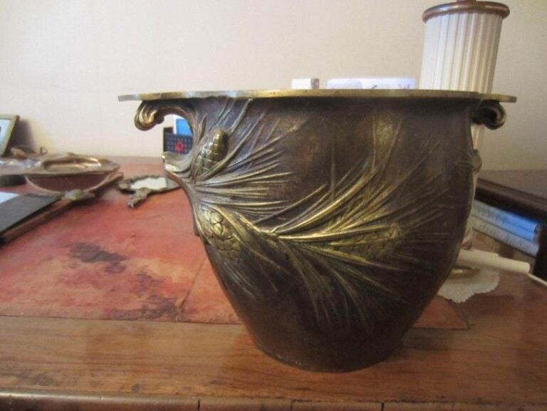 Cache-pot en bronze à décor de pommes de pi