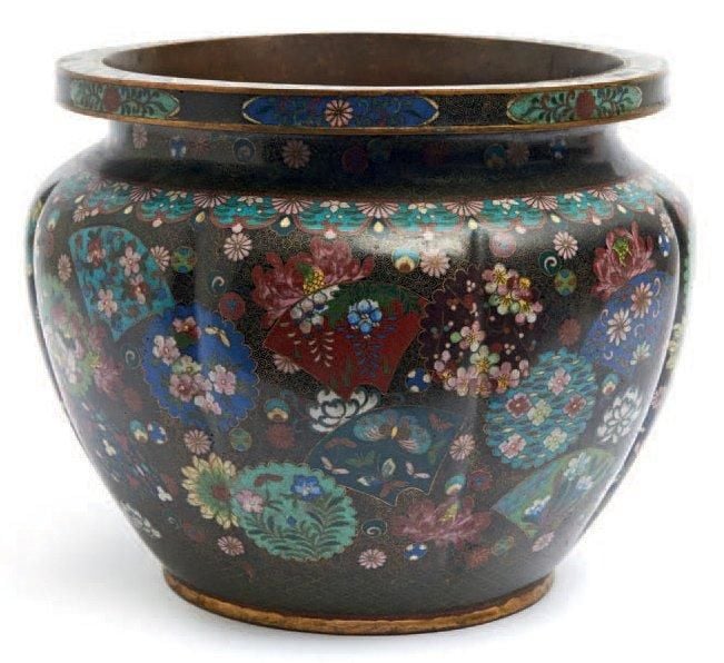 CACHE-POT en cloisonné décoré de motifs floraux au centre d'éventails et de médaillons, sur un fond de couleur sombr