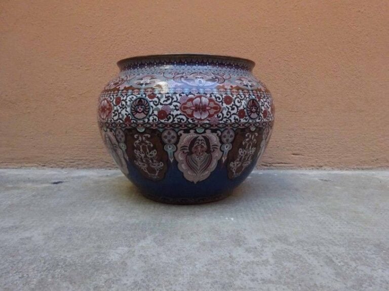 CACHE-POT EN EMAUX CLOISONNES A DECOR DE PHENIX Japon travail du premier quart du XXe siècle A décor couvrant de médaillons de festons de rinceaux feuillagés et fleuris et d'oiseaux (ancien percement colmaté)