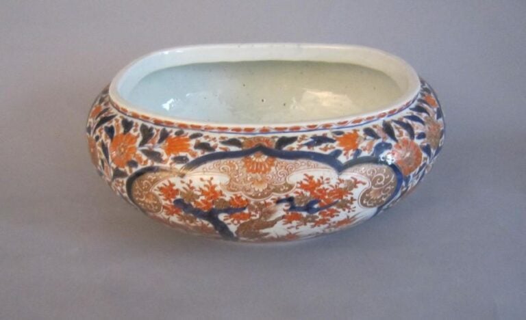 Cache-pot en porcelaine d'Imari de forme oblongu