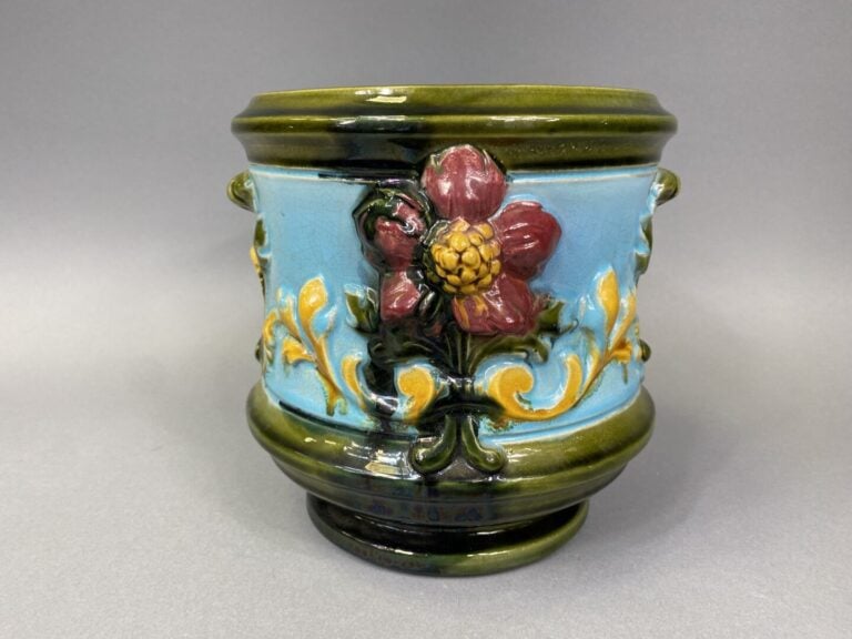 Cache-pot en terre cuite émaillée polychrome à décor de fleurs en relief et rin…
