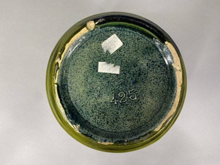 Cache-pot en terre cuite émaillée polychrome à décor de fleurs en relief et rin…