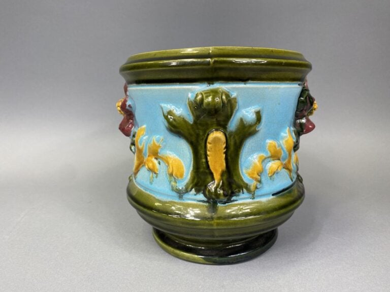 Cache-pot en terre cuite émaillée polychrome à décor de fleurs en relief et rin…